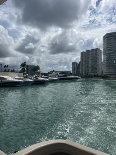 Cancún Motor Yacht Meridian Flybridge 50’ alt tag text