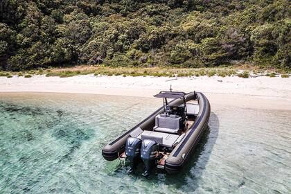 Noleggio Gommone Seawater Black Phantom 300 da 10 metri 500 CV Black Phantom 300 Cannigione