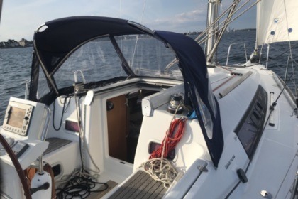 Hire Sailboat Beneteau Oceanis 31 Larmor-Plage