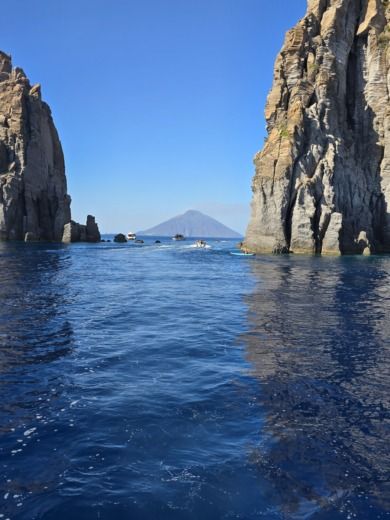 Aeolian Islands Motorboat CRANCHI ZAFFIRO 32 alt tag text