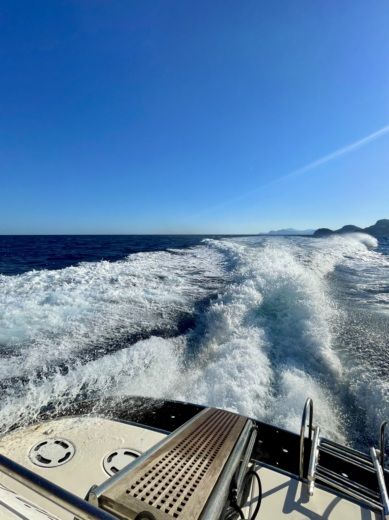 Rodos Motorboat Sea Ray 410 Express Cruiser alt tag text