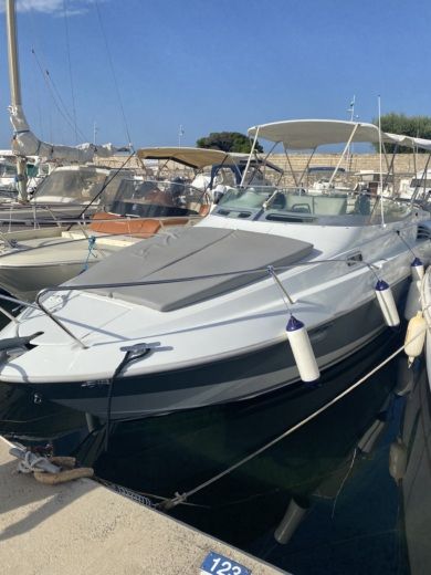 La Ciotat Motorboat Beneteau Flyer 8 alt tag text