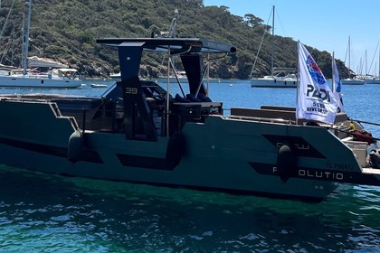 Verhuur Motorboot CANELLI Revolutio 39 Cogolin