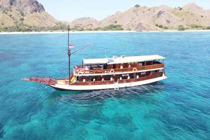 Ενοικίαση Μηχανοκίνητο σκάφος Komodo Boat Charter Wooden Boat Batu Cermin