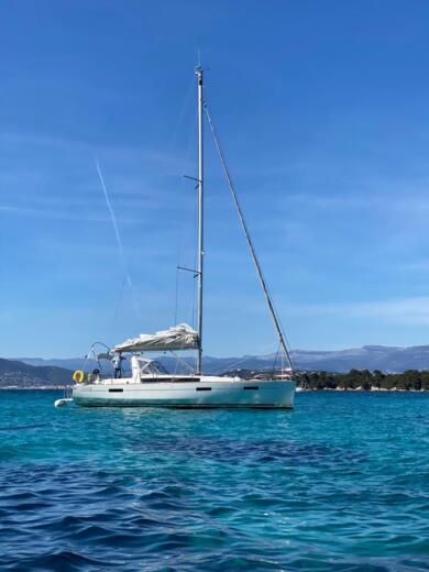 Antibes Sailboat Beneteau Oceanis 41 alt tag text