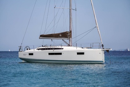Hire Sailboat Jeanneau Sun Odyssey 410 Performance Hyères