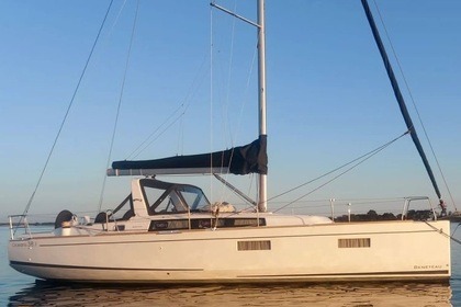 Hire Sailboat Beneteau Océanis 38.1 Les Sables-d'Olonne