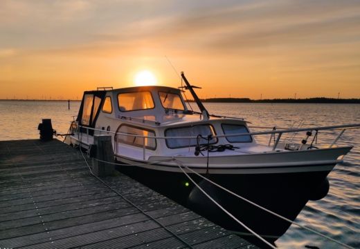 Spakenburg Houseboat Curtevenne 830AK alt tag text