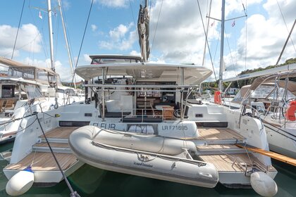 Charter Catamaran Lagoon-Bénéteau Lagoon 42 - 4 + 2 cab. Pula