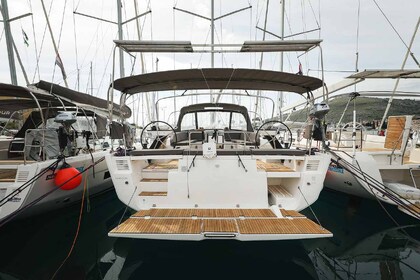Чартер Парусная яхта Dufour Yachts Dufour 530 - 5 + 1 cab. Трогир
