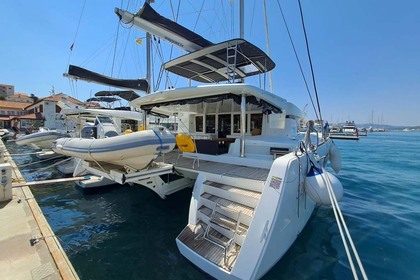 Hire Catamaran Lagoon-Bénéteau Lagoon 52 F - 4 + 1 cab. Palma de Mallorca