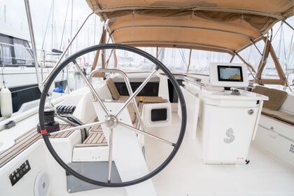 Hire Sailboat Beneteau Oceanis 51.1 Alimos