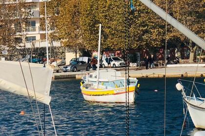 Miete Motorboot Charpentier Rémi Fennebresque Pointu avec voile latine Saint-Laurent-du-Var