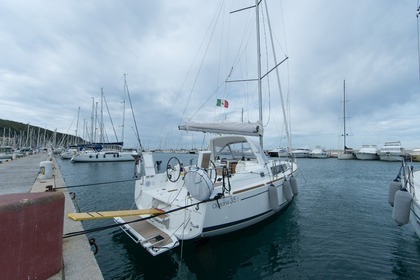 Charter Sailboat BENETEAU OCEANIS 35.1 Punta Ala