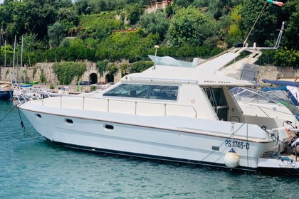 Hire Motorboat Mochi Craft 38 Fly Frattamaggiore