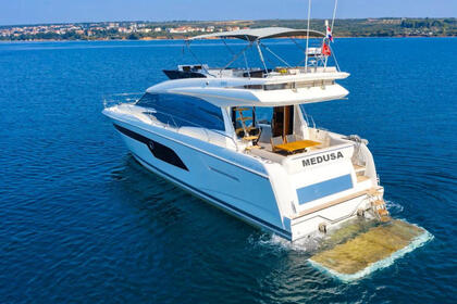 Hire Motorboat  Prestige 520 Fly  Split
