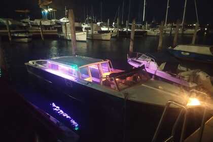 Charter Motorboat Magnum Marine lancia Venice