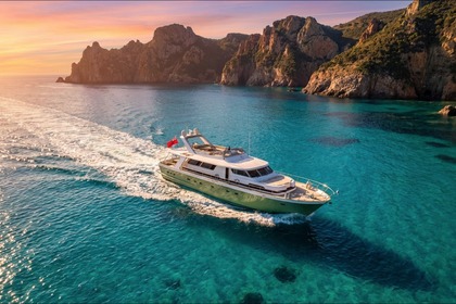 Aluguel Iate a motor Cantieri di Pisa Pegasus Sardenha