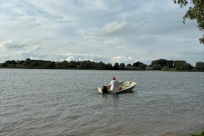 Hire Motorboat Boston Whaler Classic 11 Hardinxveld-Giessendam