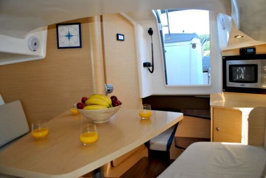 Motorboat Beneteau Flyer 850 Sun Deck Boat layout