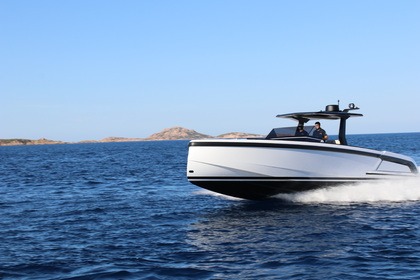 Charter Motorboat Vanquish VQ40 Sports Line Golfo Aranci