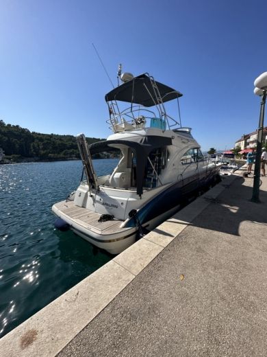 Split Motorboat Beneteau Antares 12 alt tag text