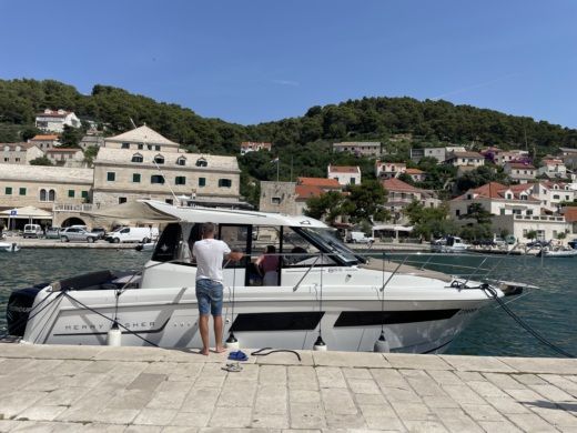 Općina Omiš Motorboat Jeanneau Merry Fisher 855 alt tag text