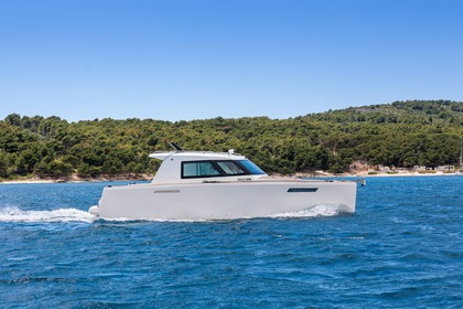 Hire Motorboat Aliskaf 11.25 Milna