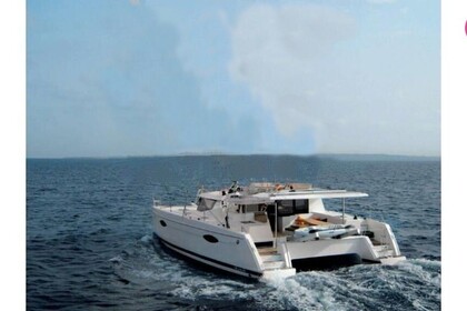 Hire Motorboat Fountaine Pajot Eleuthera Hyères