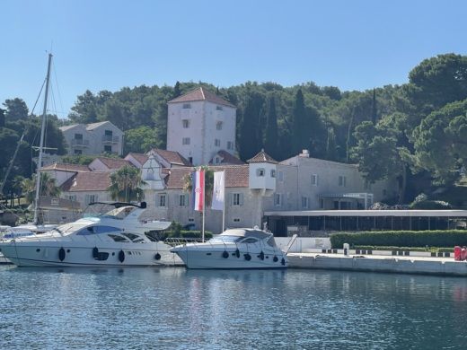 Split Motorboat Chaparral 215 ssi alt tag text