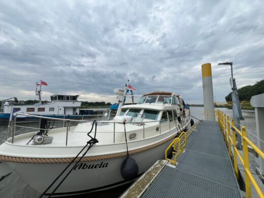 Maasbracht Houseboat Linssen Grand Sturdy 40.9 Ac alt tag text