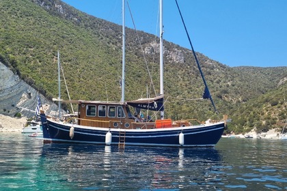 Noleggio Caicco Traditional wooden boat Chartered in the Ionian islands Nydri