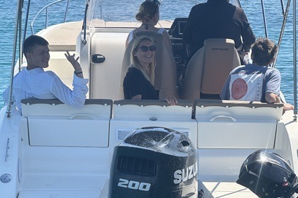 Noleggio Barca a motore Quicksilver Active Sundeck 675 Rodi