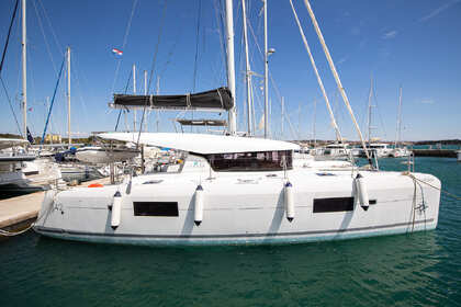 Charter Catamaran Lagoon-Bénéteau Lagoon 42 - 4 + 1 cab. Pomer