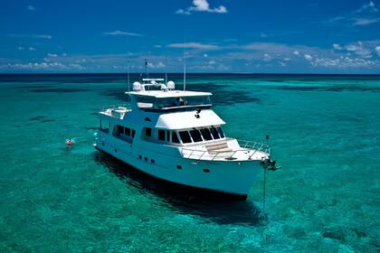 Hire Motor yacht Outer Reef 70 Cairns