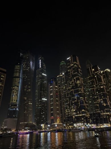 Dubái Motor Yacht Sky Walker Luna 52 alt tag text