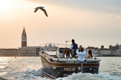 Rental Motorboat Patrone Moreno Open Venice