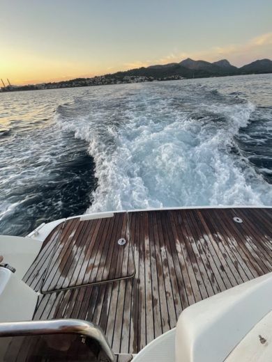 Port d'Alcúdia Motorboat Jeanneau Montecarlo alt tag text