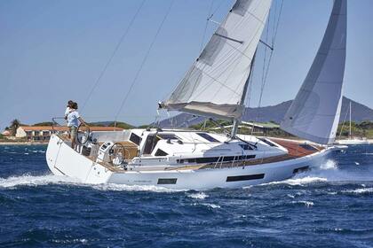 Hire Sailboat Jeanneau Sun Odyssey 440 Portimão