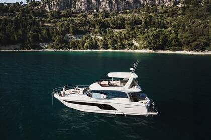 Hire Motor yacht Jeanneau Prestige 590 Fly Split