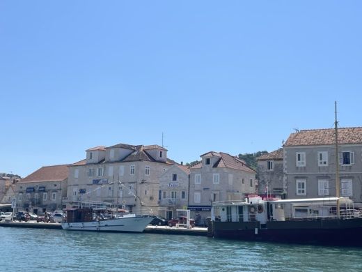 Split Motorboat Chaparral 215 ssi alt tag text