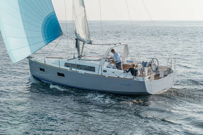 Hire Sailboat BENETEAU OCEANIS 38 Port de Pollença