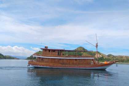 Charter Sailboat Phinisi Medium Labuan Bajo