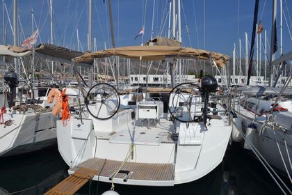 Rental Sailboat Jeanneau Sun Odyssey 519 - 5 + 1 cab. Trogir
