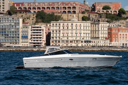 Charter Motorboat Itama 40 Naples