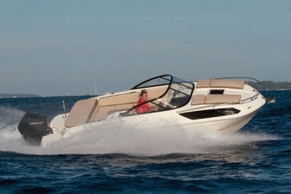 Hire Motorboat Bayliner VR6 Cuddy Antibes