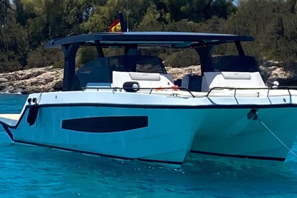 Hire Motorboat Tesoro T41 Power Cat Athens