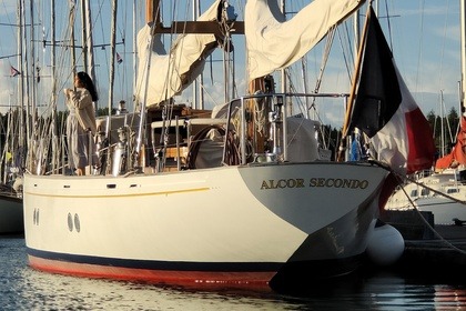 Charter Sailboat Sangermani Laurent-Giles La Trinité-sur-Mer