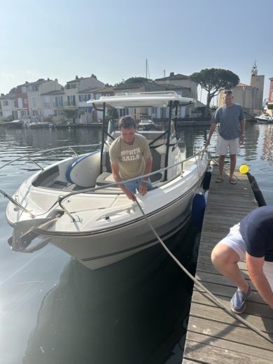 Grimaud Motorboat Jeanneau Cap Camarat 9CC alt tag text