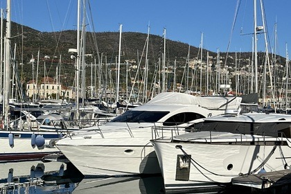 Charter Motorboat Azimut Azimut 42 fly Loano